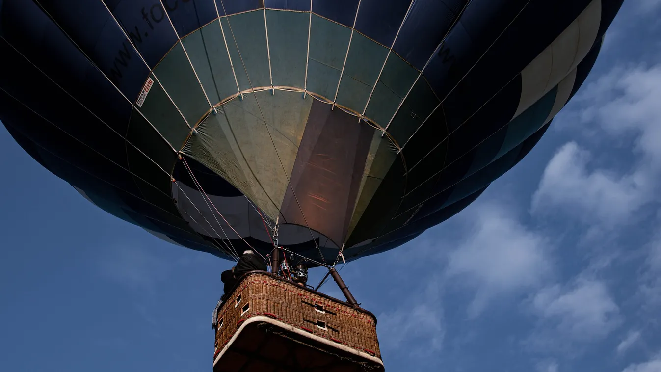 Esélye sem volt: 50 métert zuhant egy hőlégballonról, mielőtt egy száguldó autó elé esett