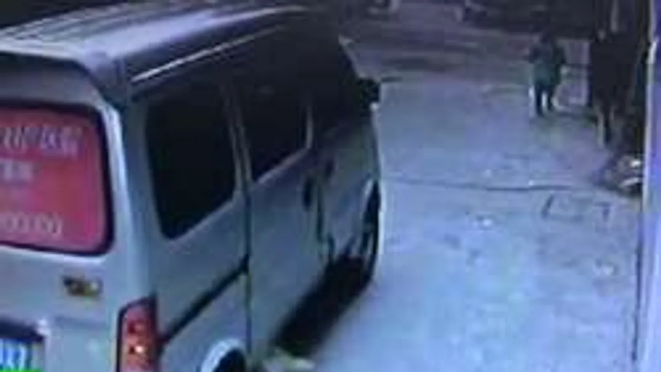 Felállt és elsétált a 4 éves kisfiú, miután áthajtott rajta egy furgon