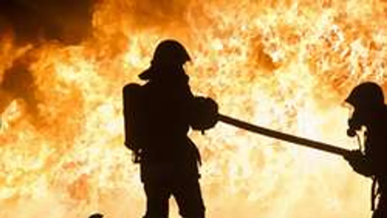 Létrákon menekítik a lakókat egy égő házból a fővárosban, teljes utcazár!