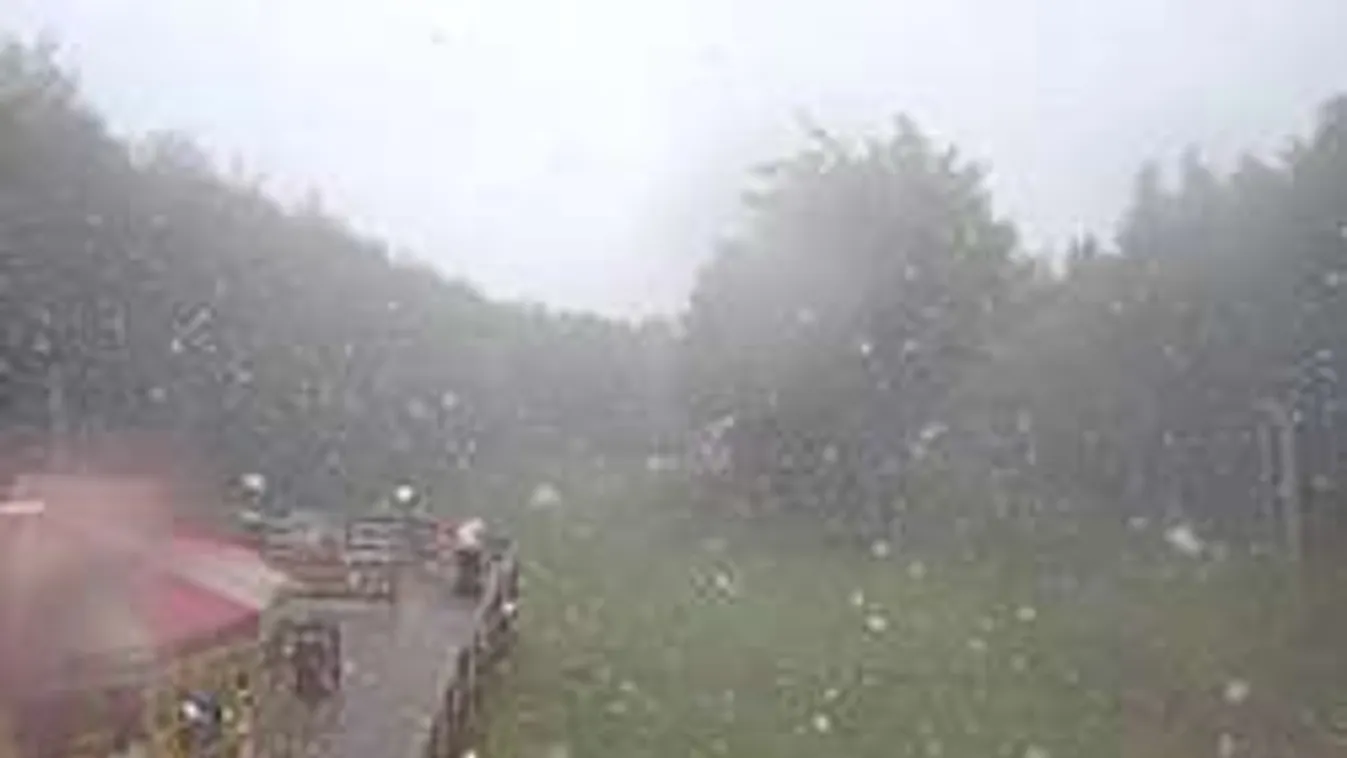 Meglepetés: ma is szakadt a hó a Kékesen!