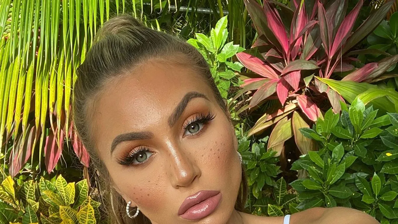 Izgató fotó, félmeztelenül fotózták le a szőke színésznőt