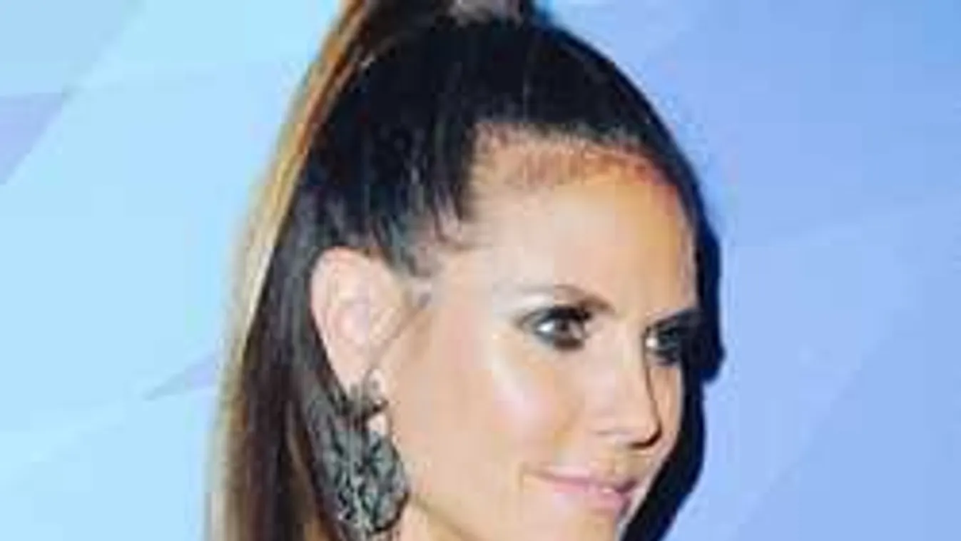 Végre válaszolt a terhességéről szóló pletykákra a dögös sztáranyuka