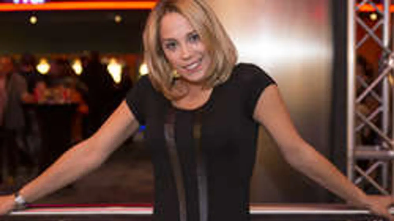 Beterpesztve, kitett mellekkel gyúr Kiss Ramóna