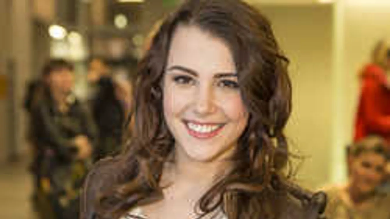 Félrecsúszott a köntös, kivillantak Tóth Andi formás mellei