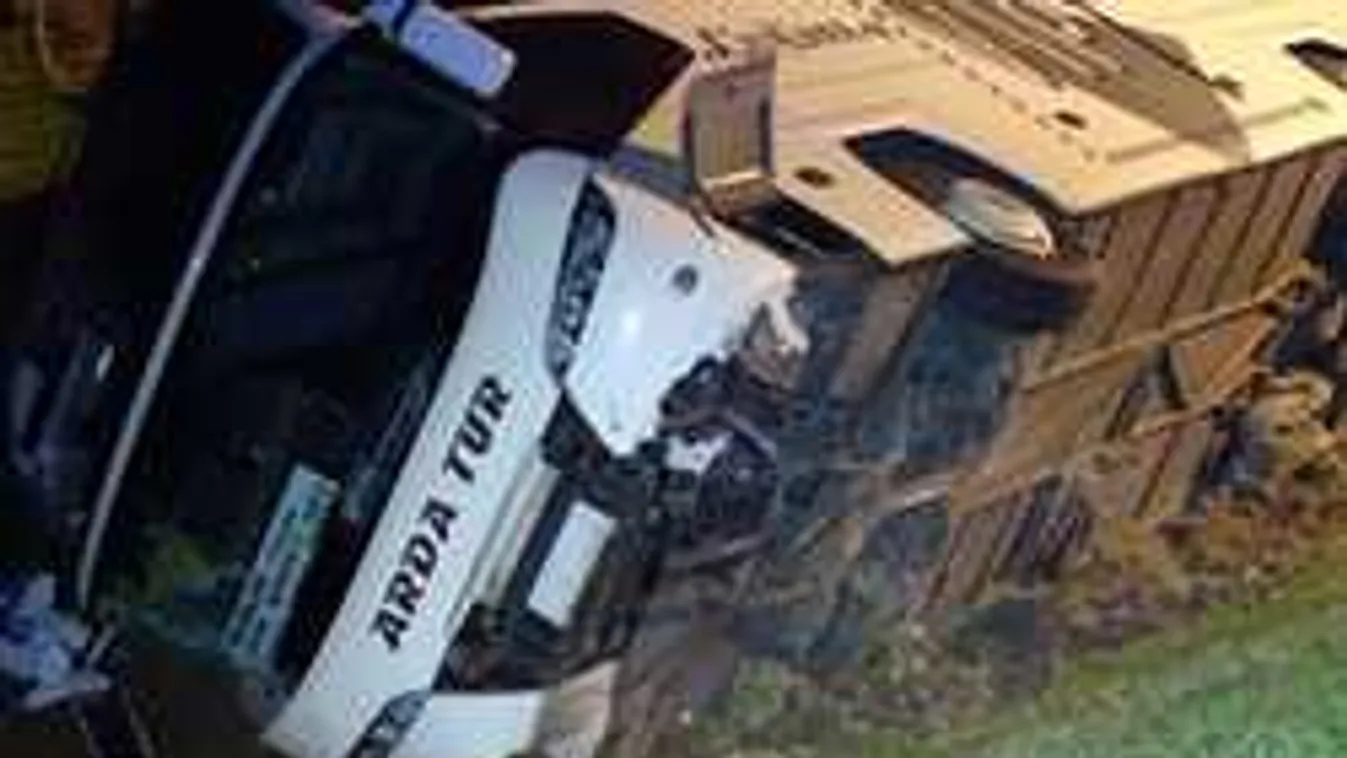 Felborult egy busz az M5-ös autópályán