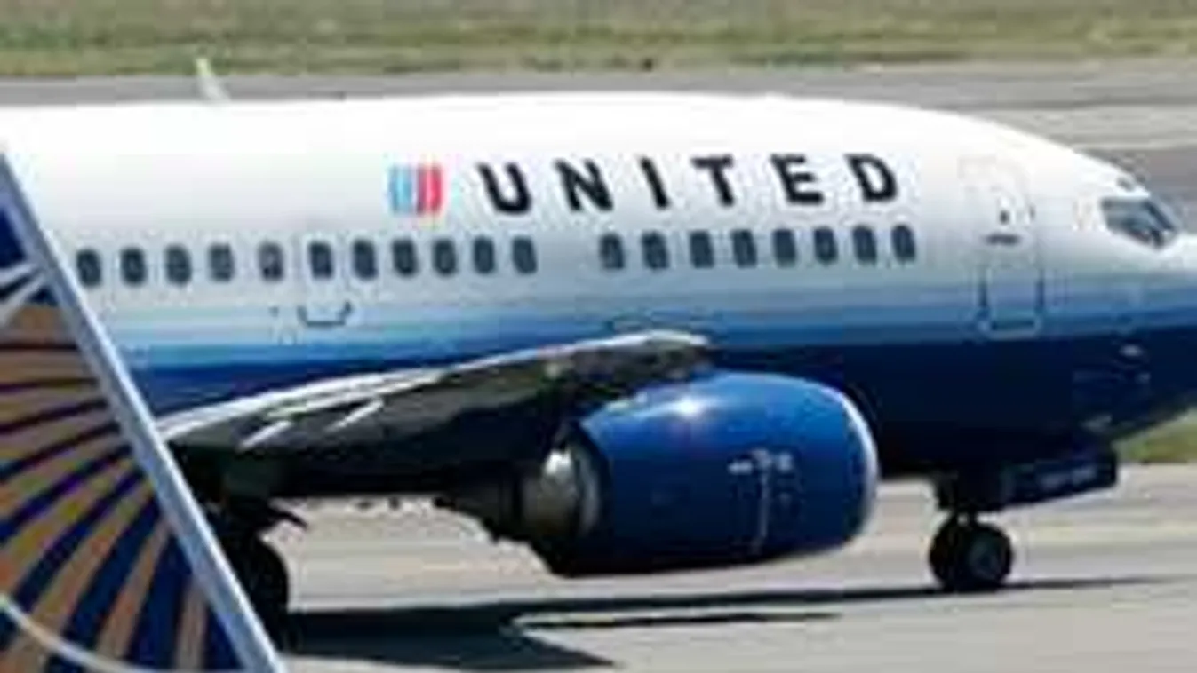 Így toloncolták le a férfi a repülőről - botrány, miért!