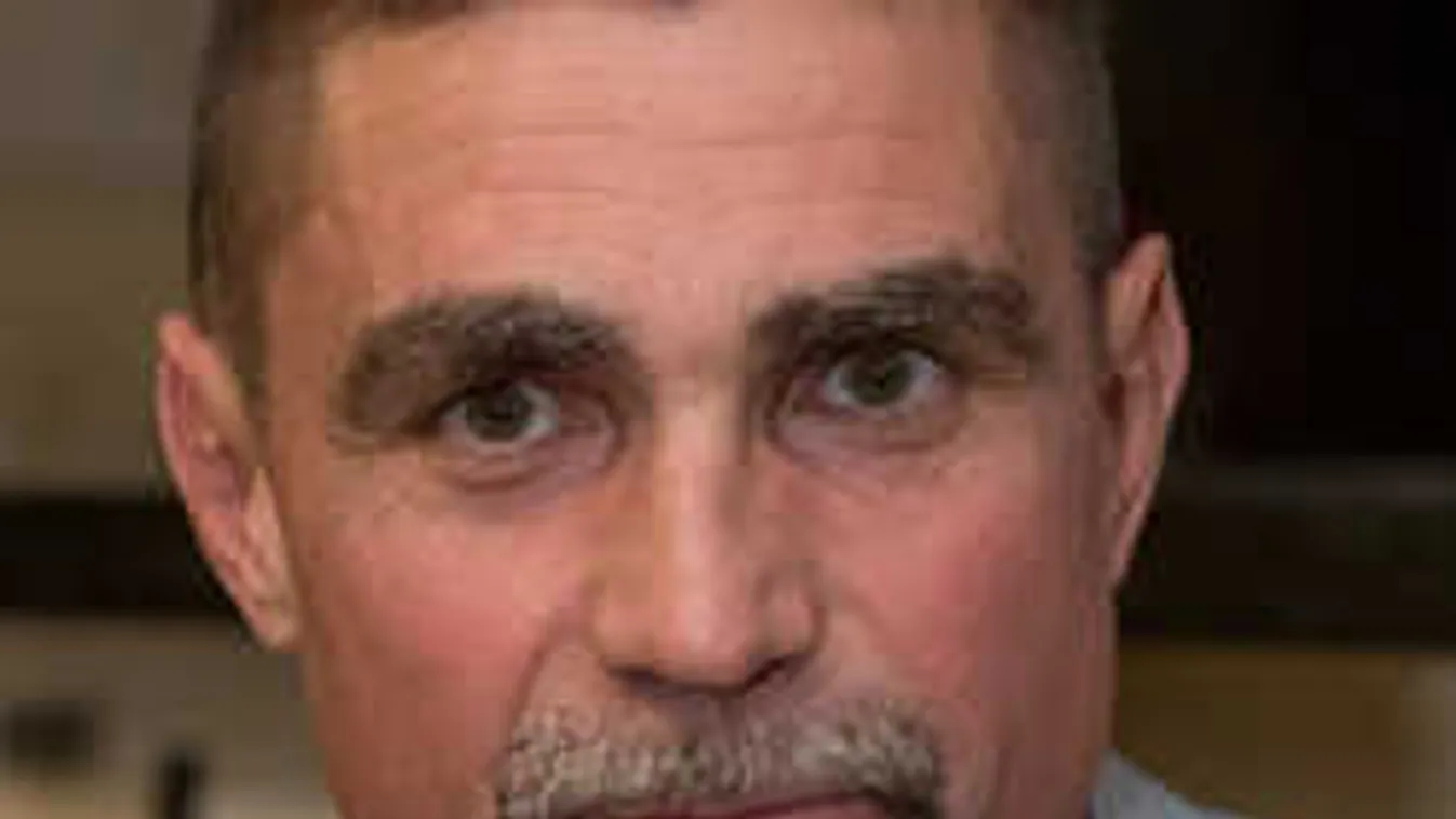 Gyermeke születése előtt, feleségével együtt költözött el a Viszkis