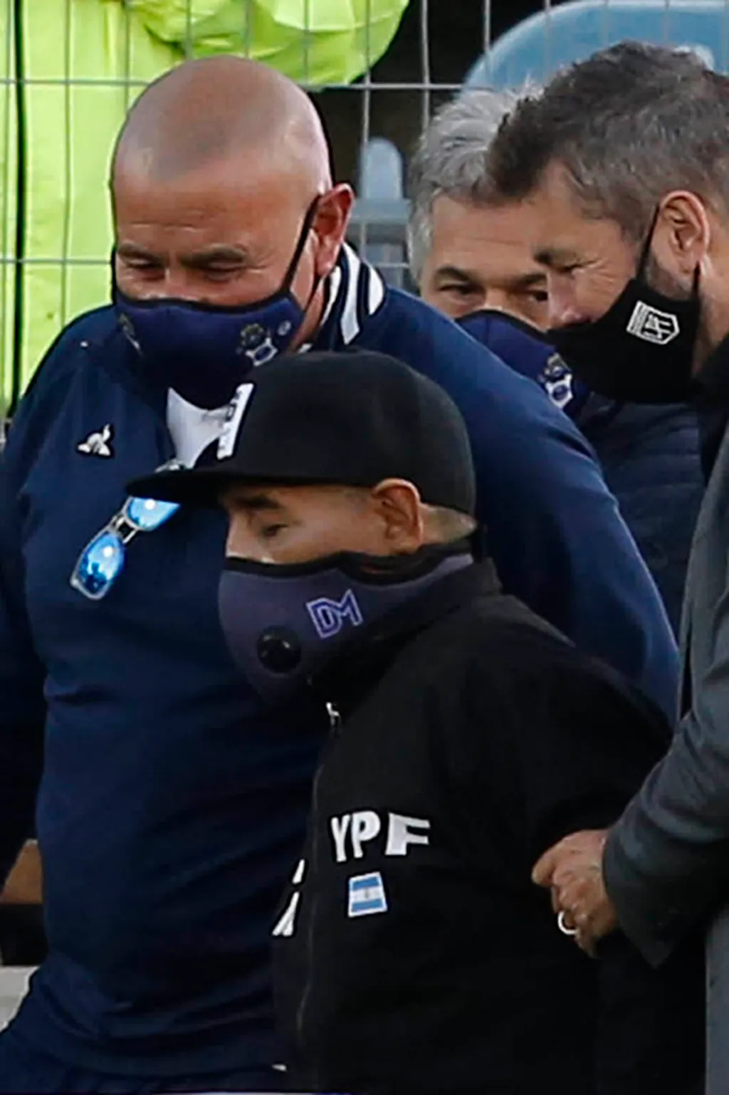 A La Plata meccsére maszkban érkezik Maradona, az edző (Fotó: AFP)