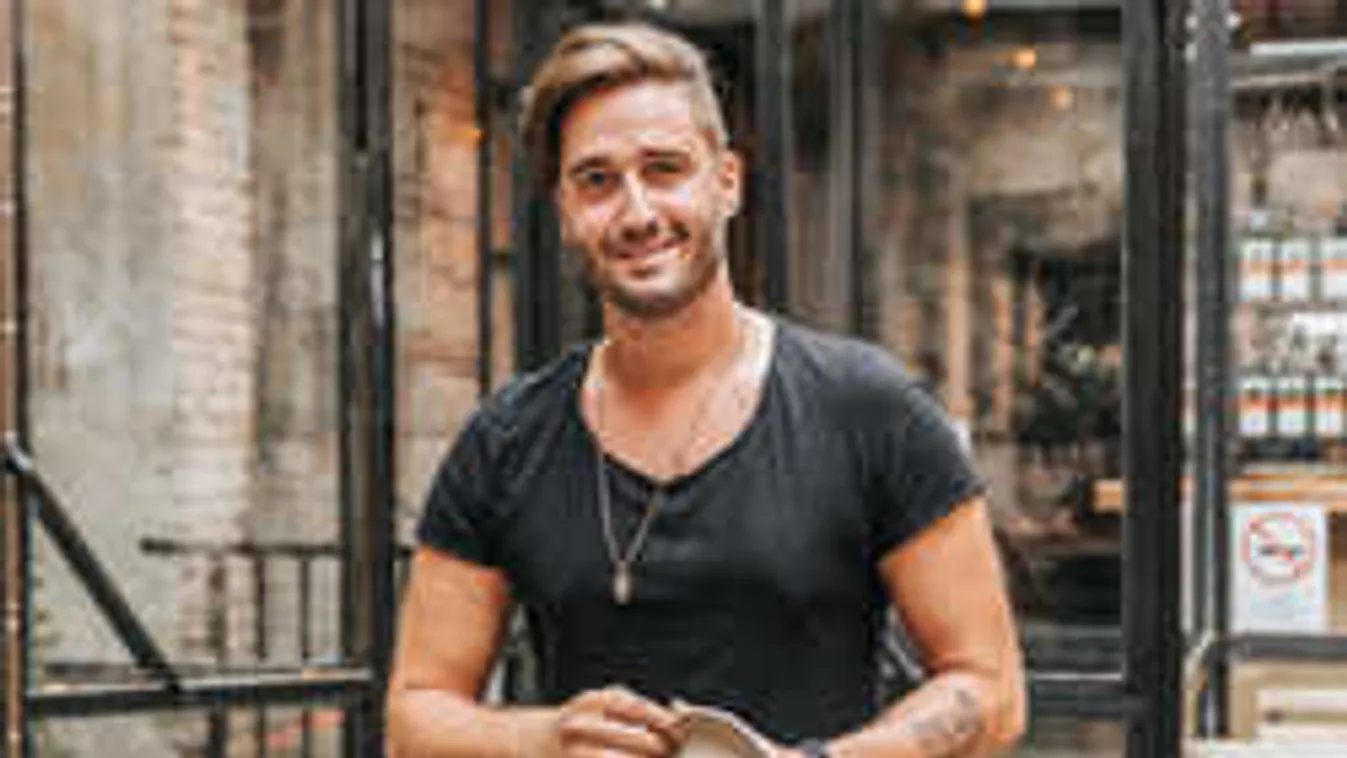 18 karikás fotót posztolt gyönyörű barátnőjéről a magyar sztárénekes