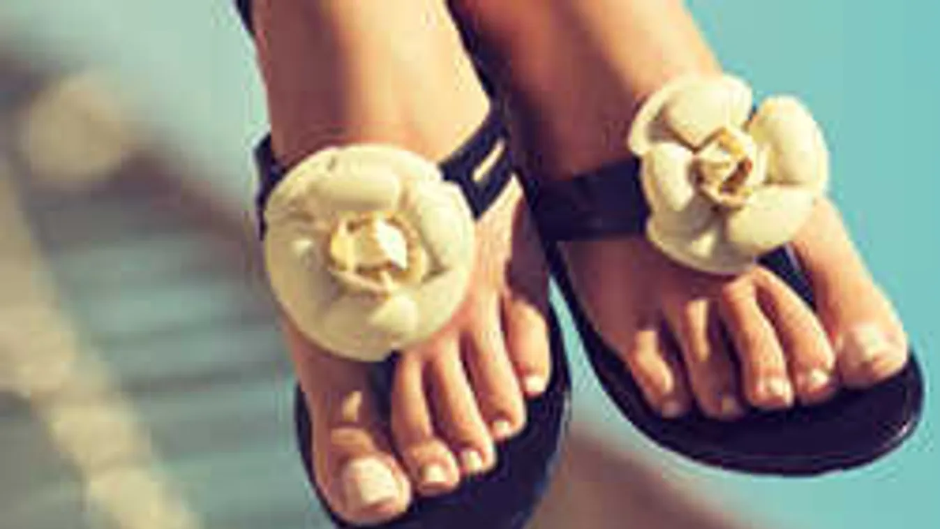 Idén is hódít a tanga szandál! Kényelmes és imádják a nők