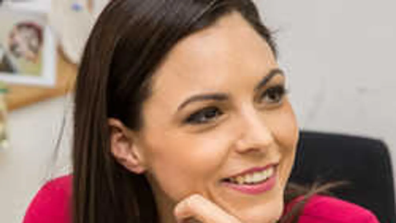 Lekapták a magyar műsorvezetőt, ezt tette a medencében