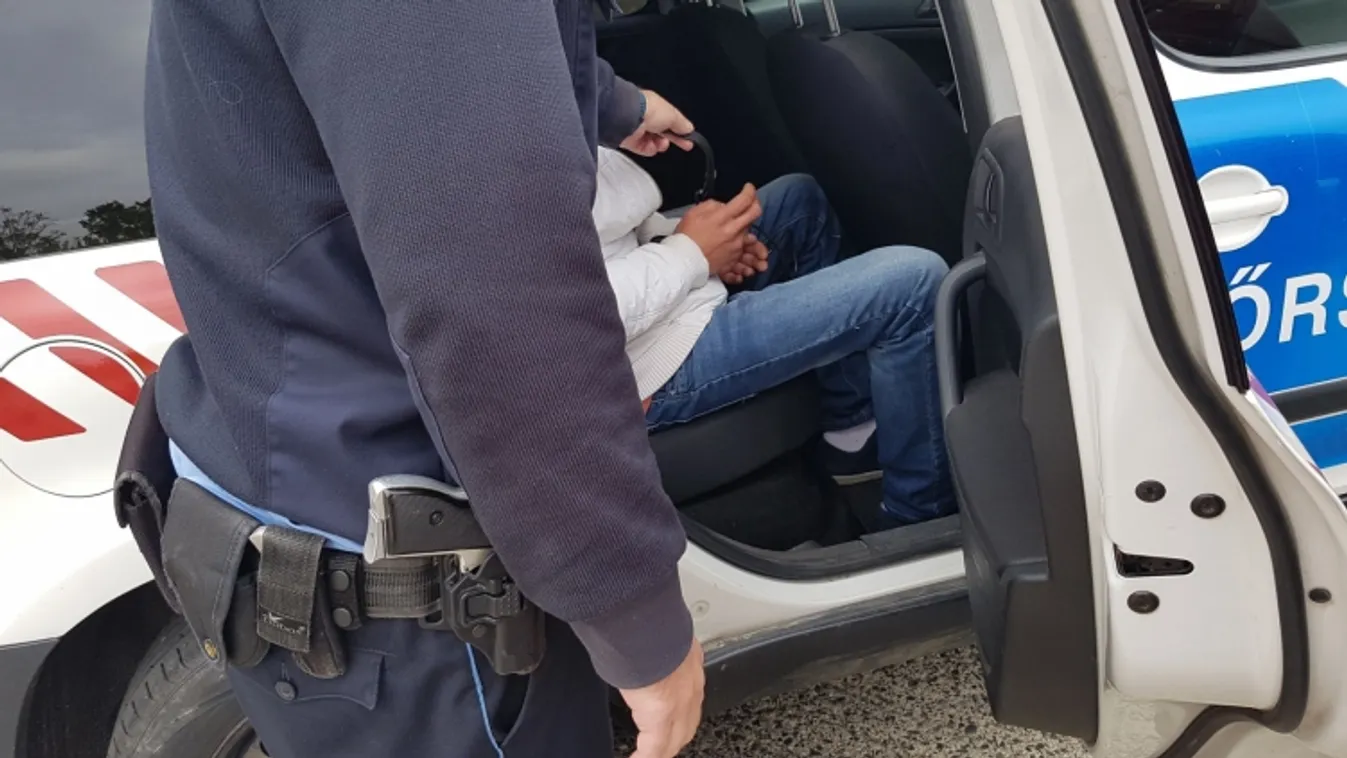 Fegyverek és lőszerek voltak a külföldi férfinál, durva mire készült Győrnél