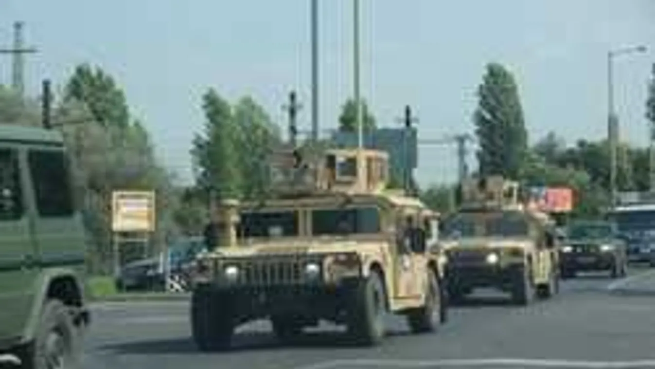 Harckocsik lepik el a magyar utakat a napokban, megvan az oka