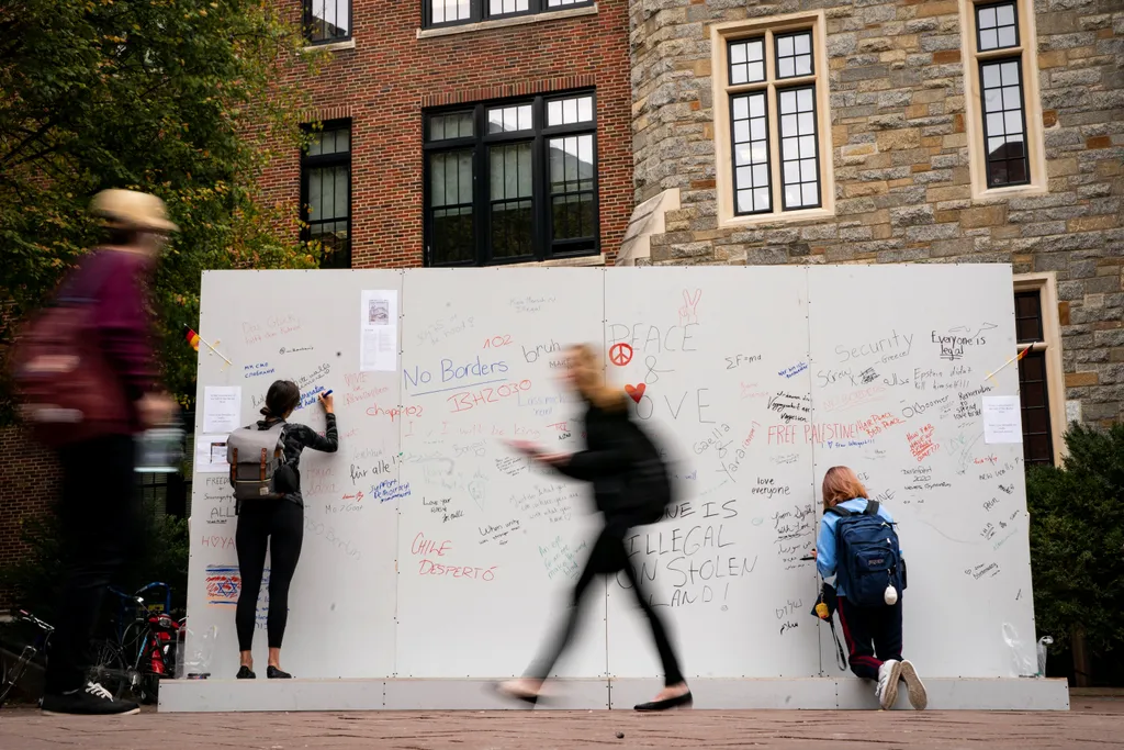 A hírhedt fal rövid szakaszait meghagyták a hidegháború emlékműveként