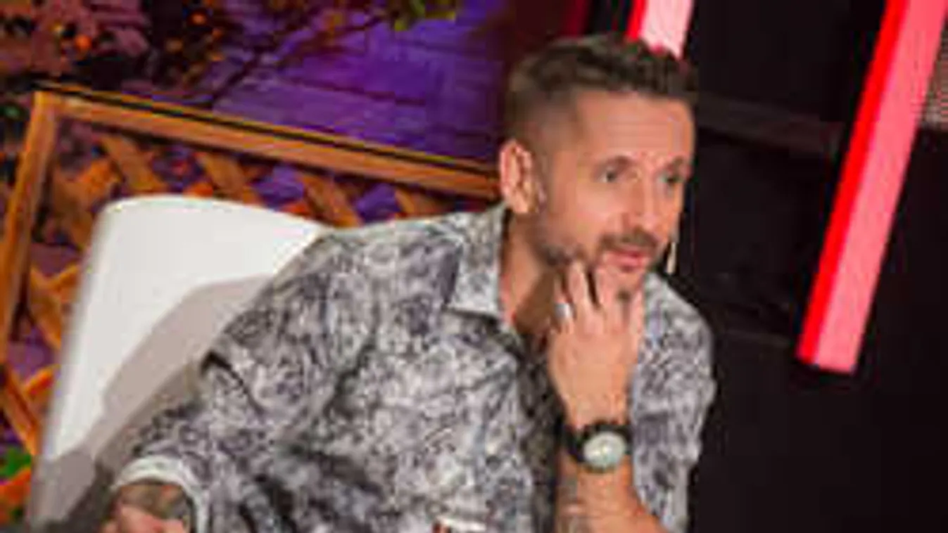 Megint elutazott, Majka itt pihen a családdal