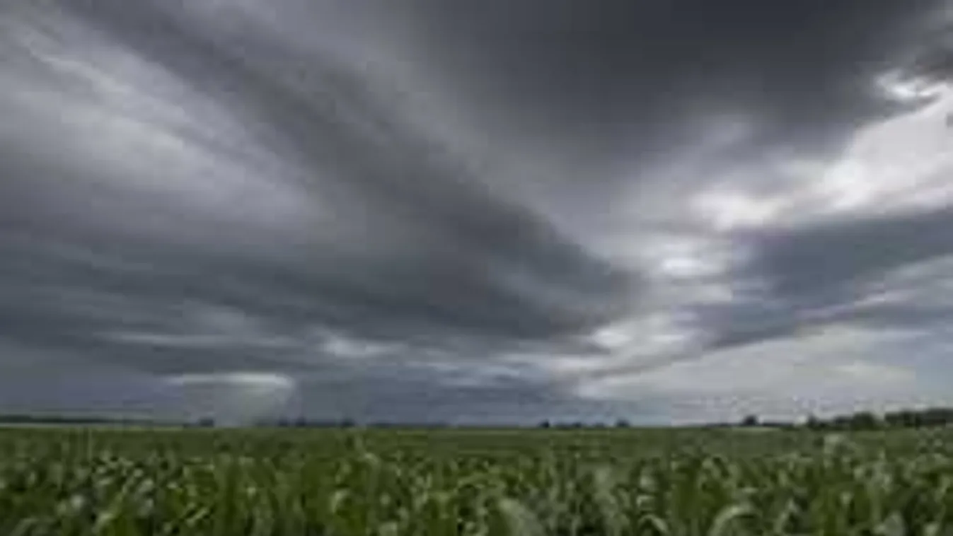 Kiadták a riasztást: kíméletlen hidegfront tart felénk, viharokat hoz