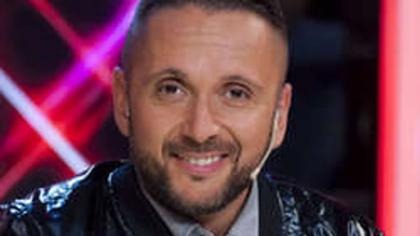 Bikinis csajokra vadászik a neten Majka