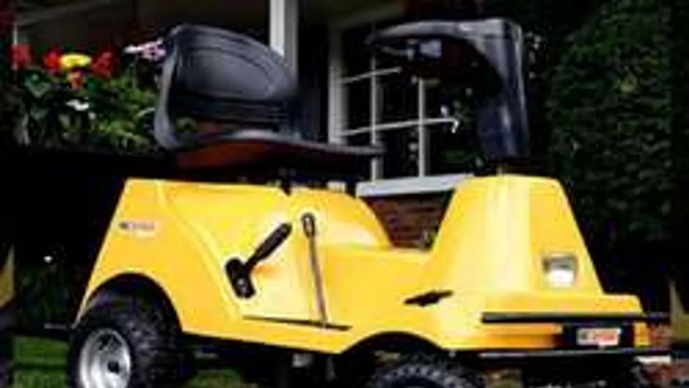 Szex közben ellopták a ruháikat - Pucéran furikáztak egy fűnyírón!