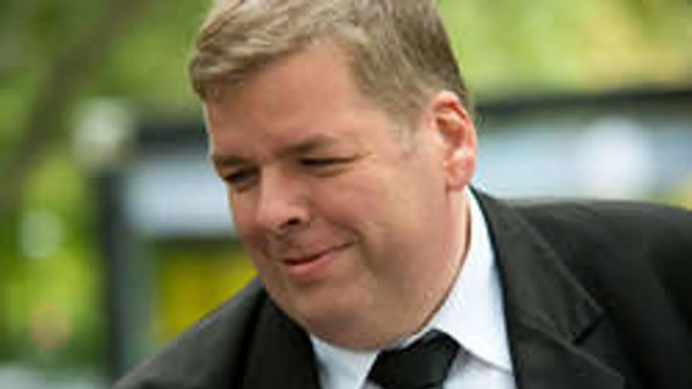 Feleségjelöltekre vadászik a Szigeten az ismert magyar politikus