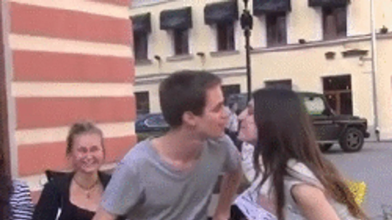 Így reagálnak idegenek, ha csókot kérünk tőlük - VIDEÓ