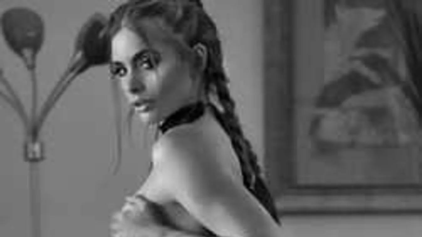 Se bugyi, se más, szikrázik a bombatestű modell mellbimbója