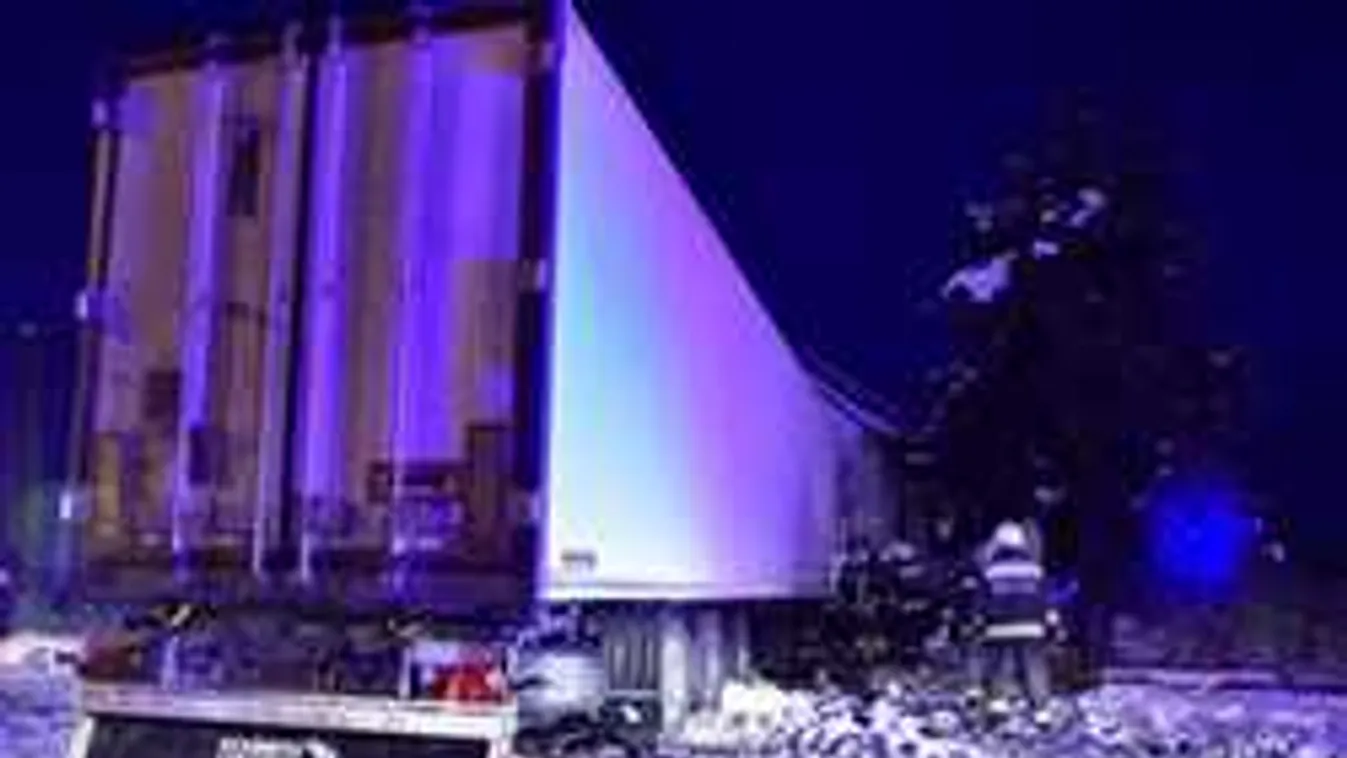 Kamion hajtott egy családi házba! - fotók