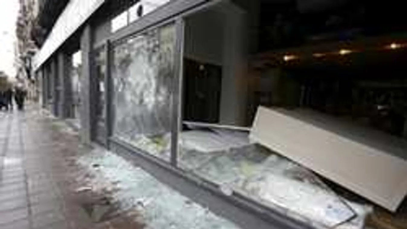 Brutális pusztítás: összecsaptak a rendőrökkel a focihuligánok