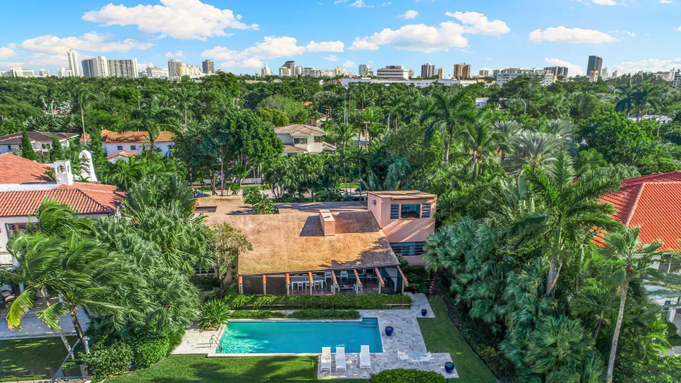 Cindy Crawford et son mari Rander Gerber ont acheté une nouvelle propriété pour 9,625 millions de dollars face a la mer a Miami Beach ***EXCLUSIVE*** 