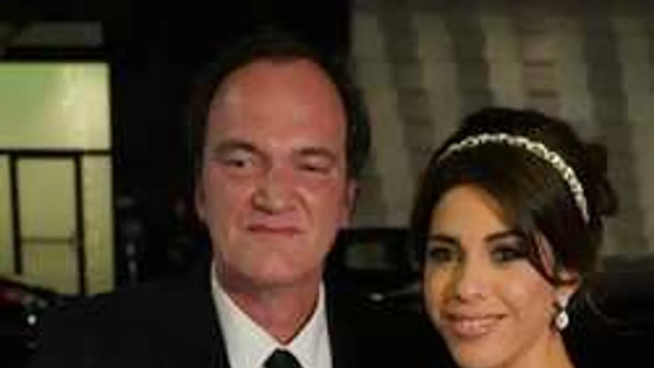 Megjöttek az első fotók: 20 évvel fiatalabb bombázót vett el az Oscar-díjas