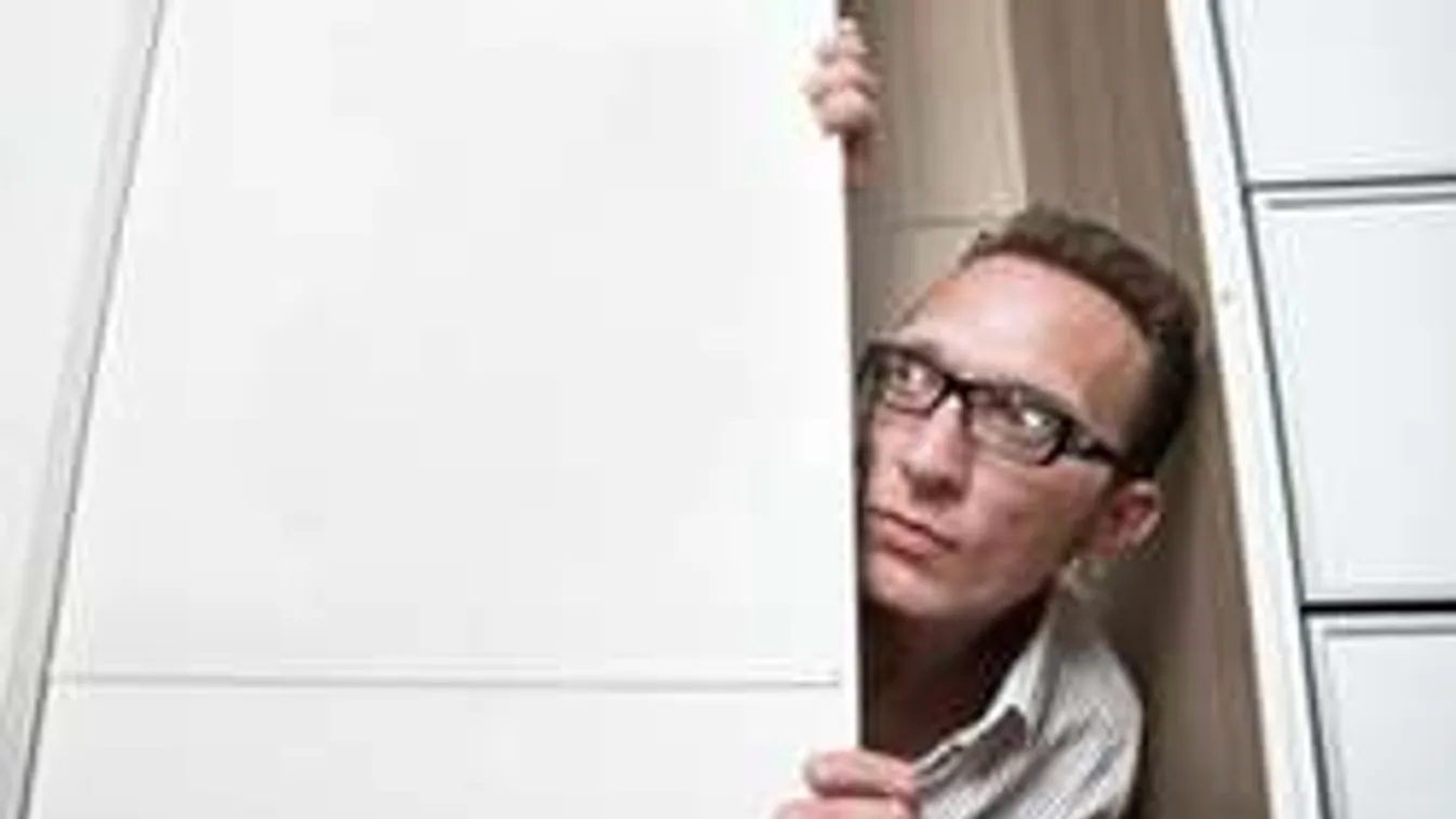 Így magyarázd ki, ha egy légyott után megtalál a férj a szekrényben