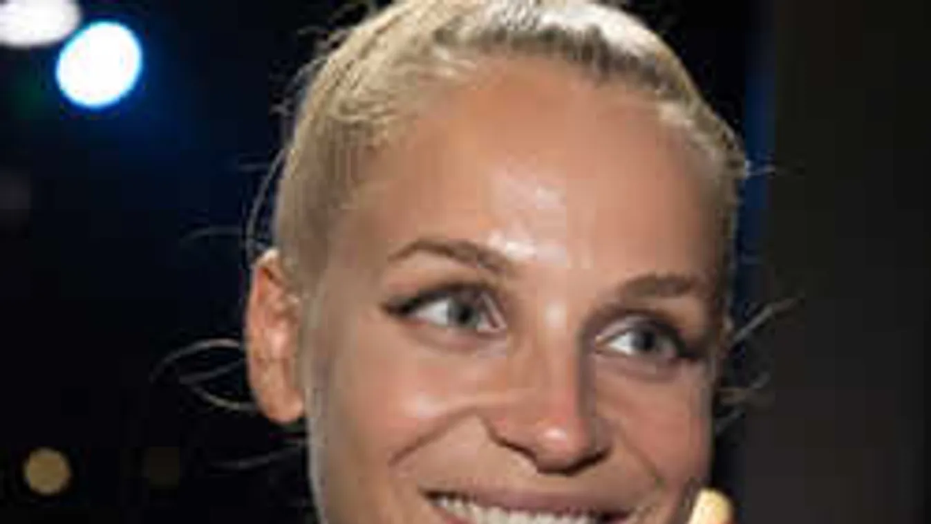 Paradicsomi helyen napozik Iszak Eszti