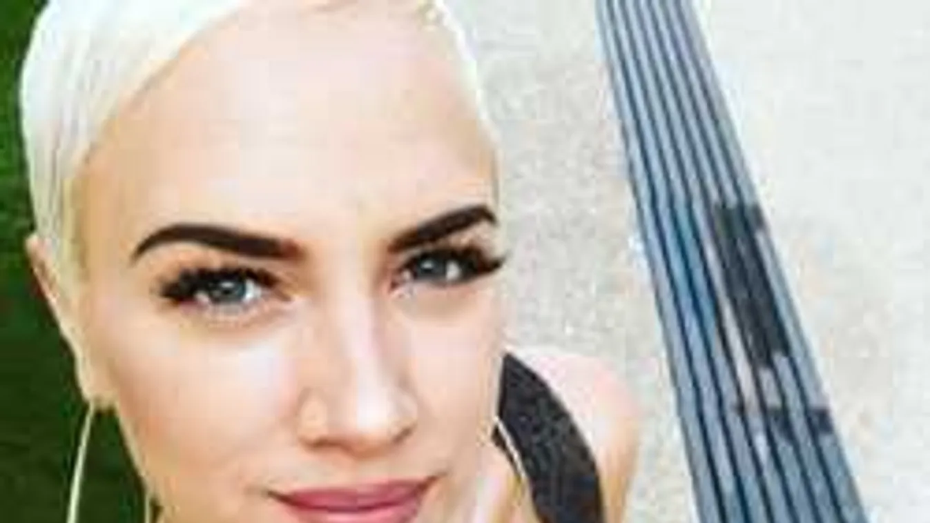 Kínos! Szétnyílt Tóth Gabi ruhája, nagyot villantott