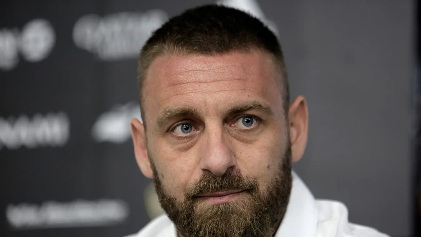 Drámai bejelentés, családja miatt búcsúzik a világbajnok focista