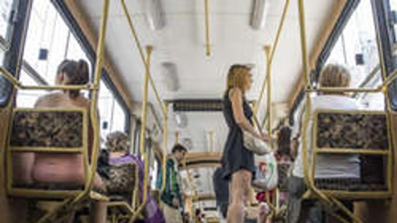 Rettegés a villamoson! Furcsa alak terrorizálja az utasokat