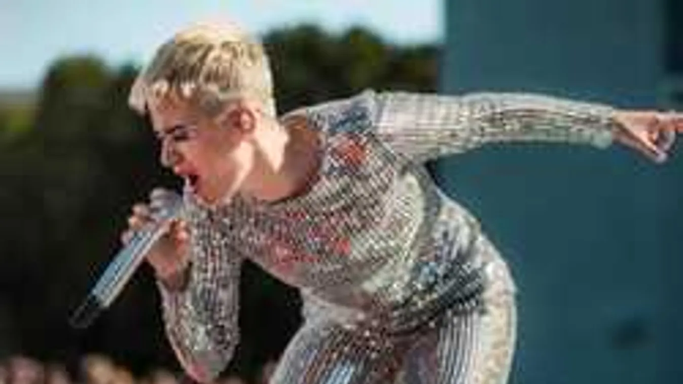 Katy Perry tagadja a plasztikát. Szerinted igaziak a mellei?