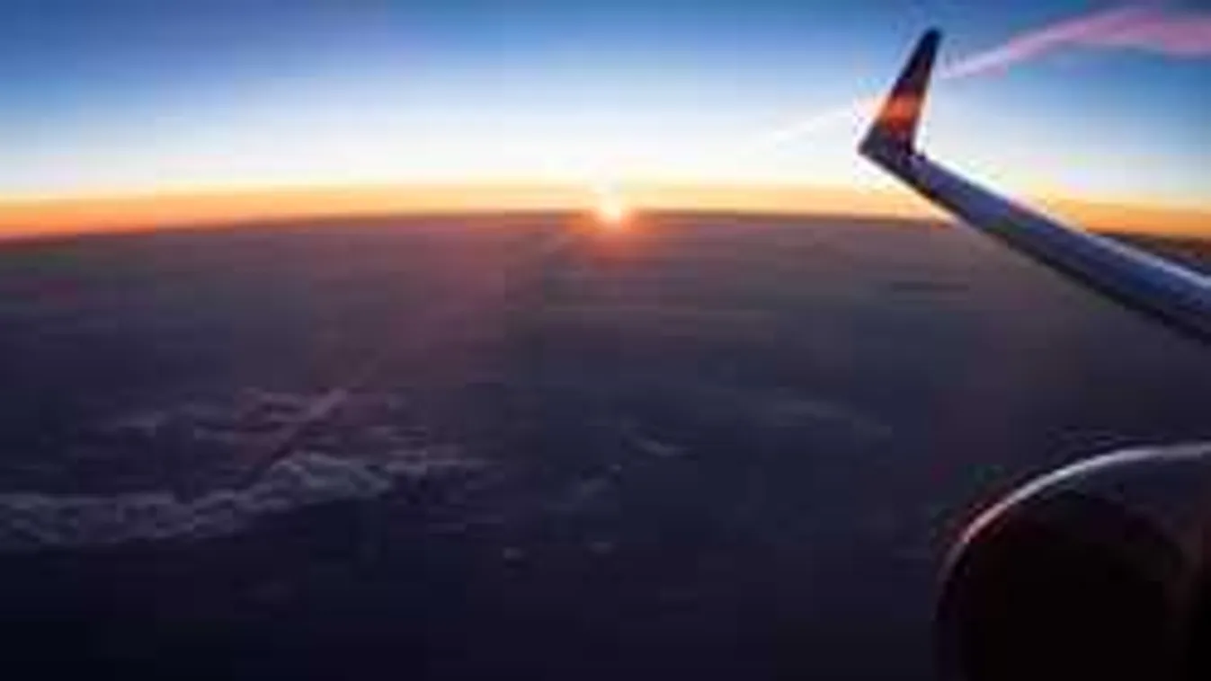 Tragikus balesetet néztek végig a reptéren: földbe csapódott egy gép