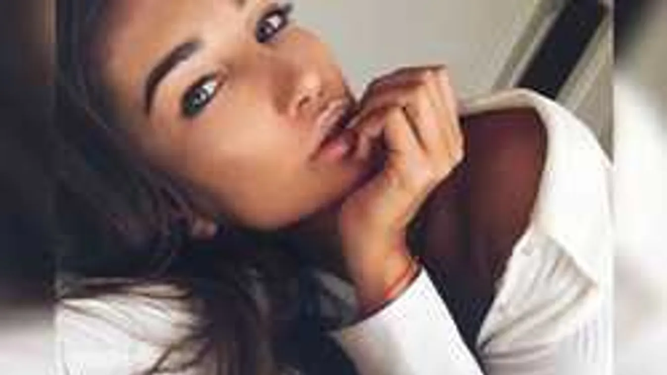 Így mászott rá a pasira a tengerparton a dögös modell