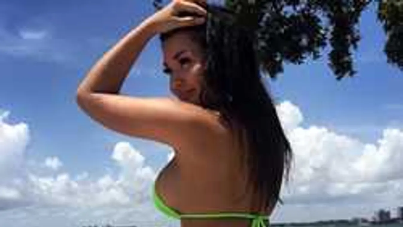 Kerek mellek, gömbölyű popsi, meztelenkedik a fitnesz tündér