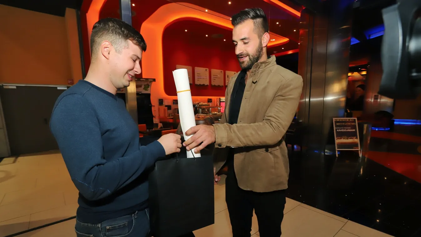 Ezzel az ajándékkal készült egy szerencsés nézőnek az Elk*rtuk sztárja – fotók