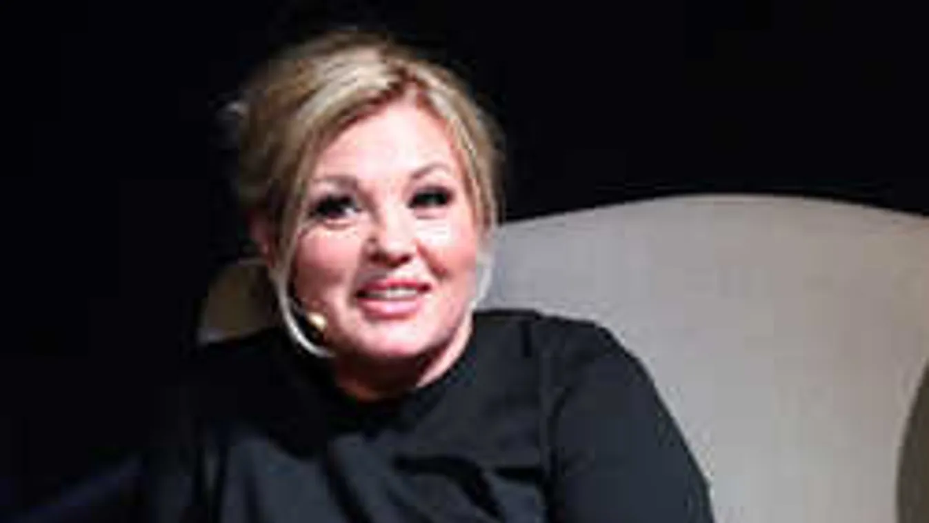 Fura alakokkal fotózták le Liptai Claudia lányát