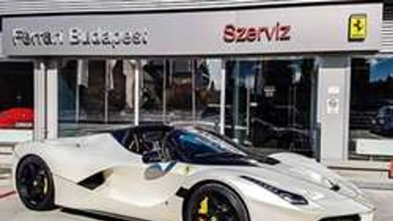 Lehet ennél jobb napod? Átvette 600 milliós Ferrariját a budapesti autós!