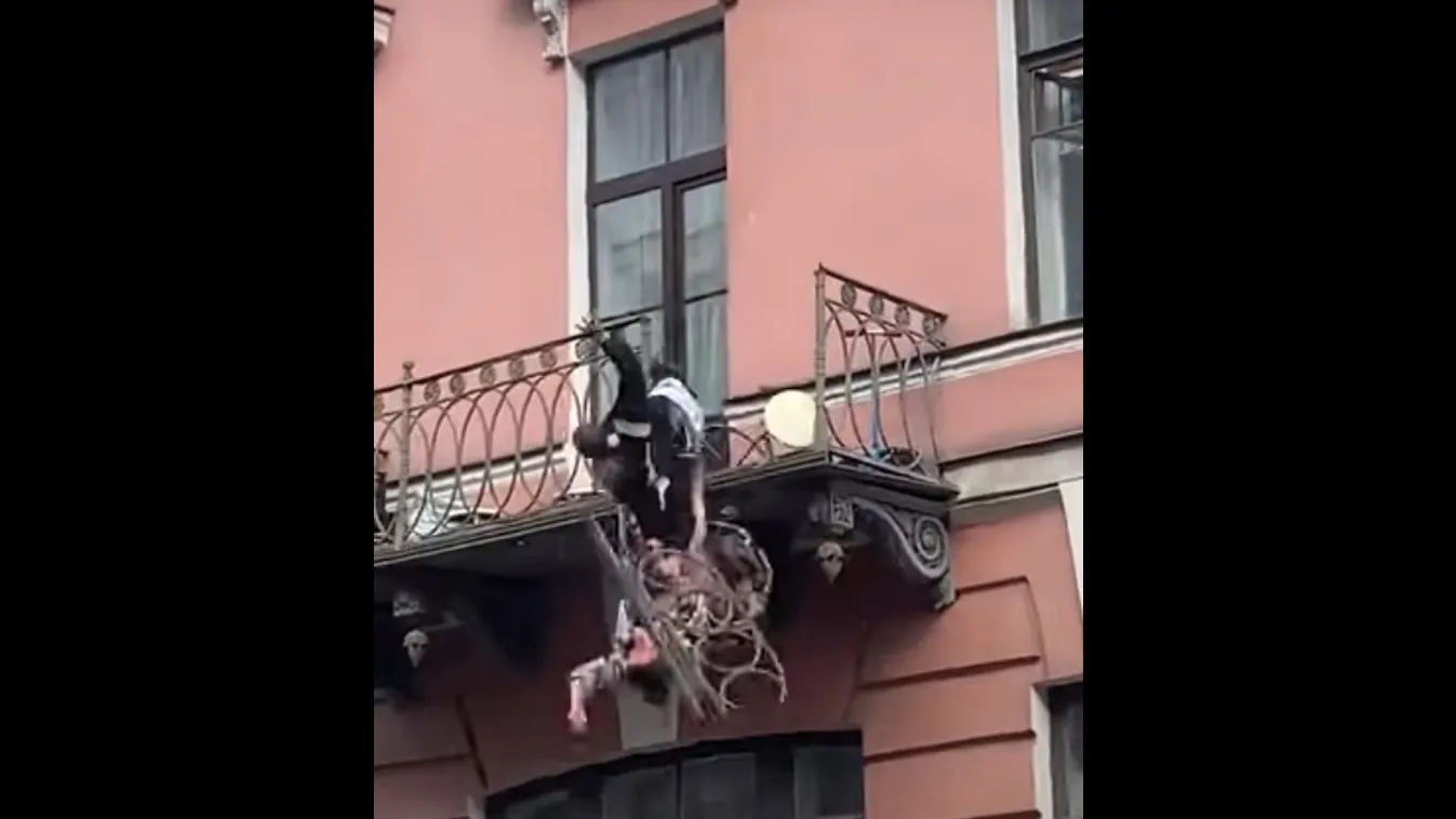 Rohantak a mentők: veszekedő pár zuhant ki a lakásuk teraszáról – videón a zuhanás