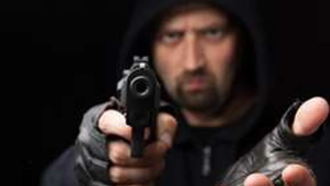 Két bűnöző pisztollyal vette el egy gyerek kabátját - keresik őket!