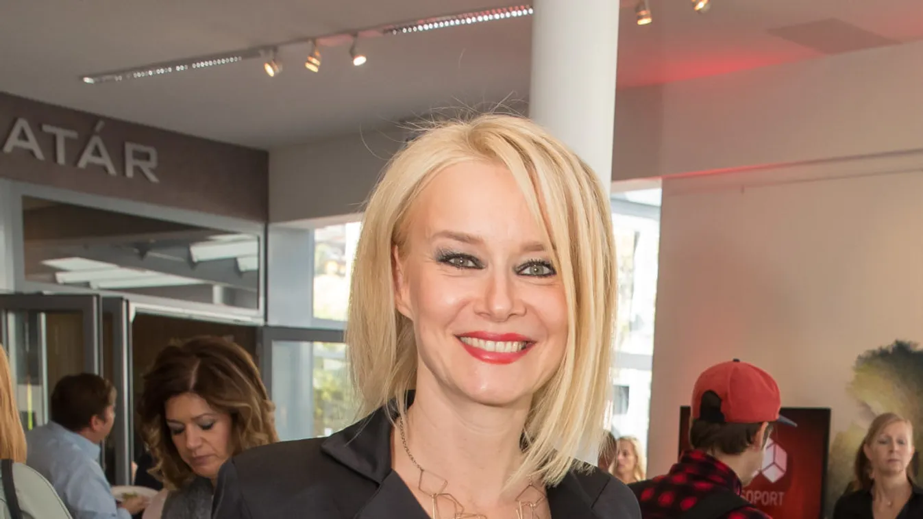 Karácsonyfával pózolt Völgyesi Gabi, de a melle vitte el a show-t