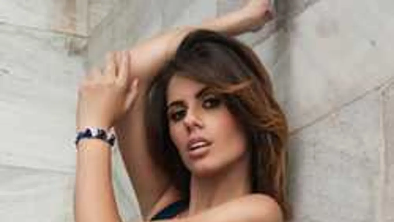 Pucéran zuhanyzik a vadító olasz futballszurkoló lány