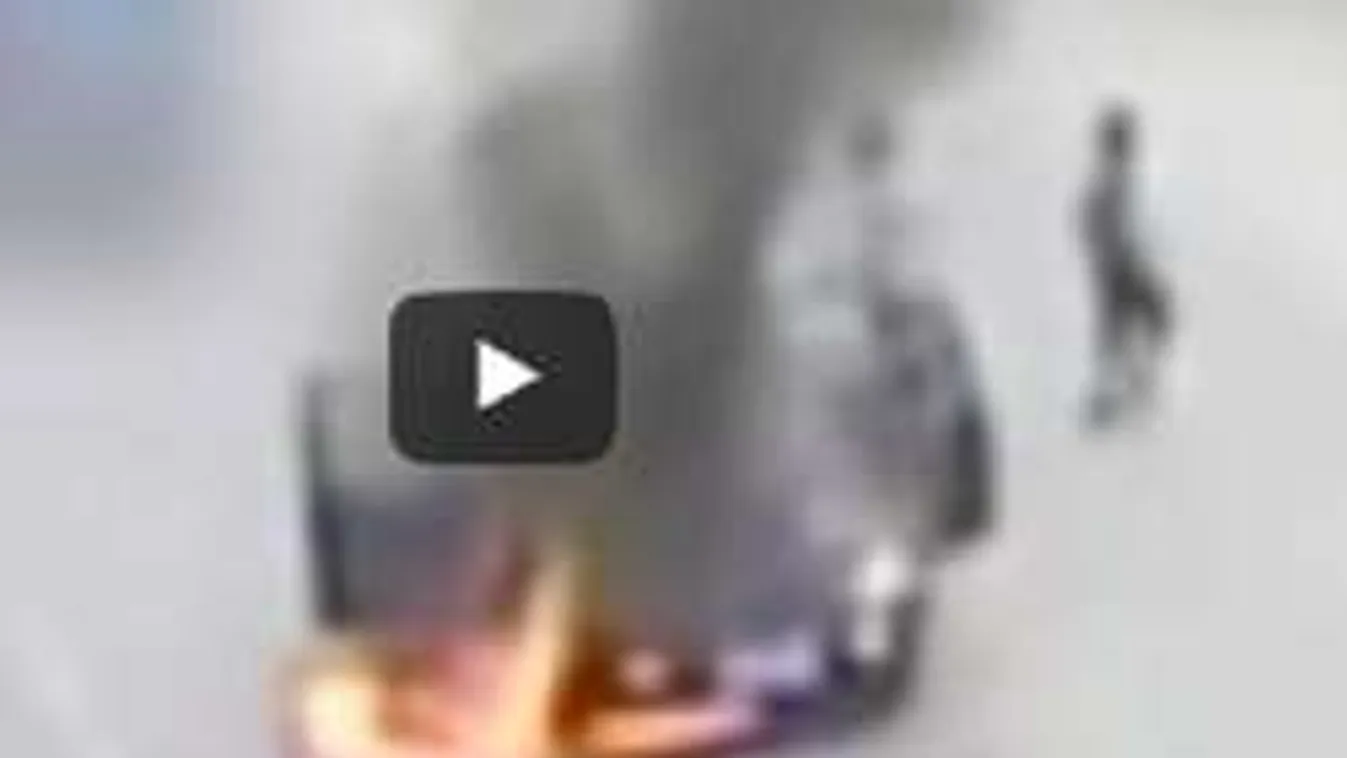 Spontán gyulladt ki a hőségtől egy autó! Pánikolva menekültek belőle az utasok!