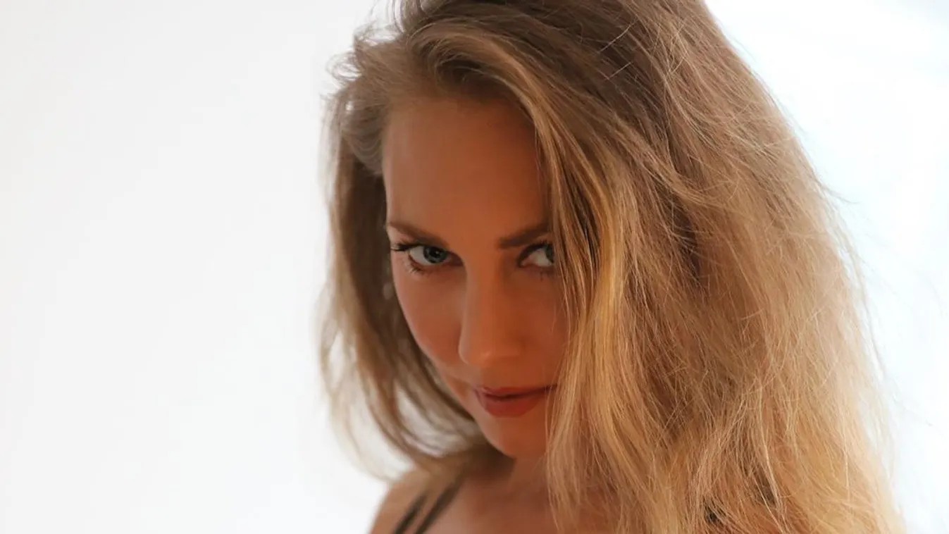 Lecsúszott a melltartó, kivillantak a focistafeleség bámulatos keblei