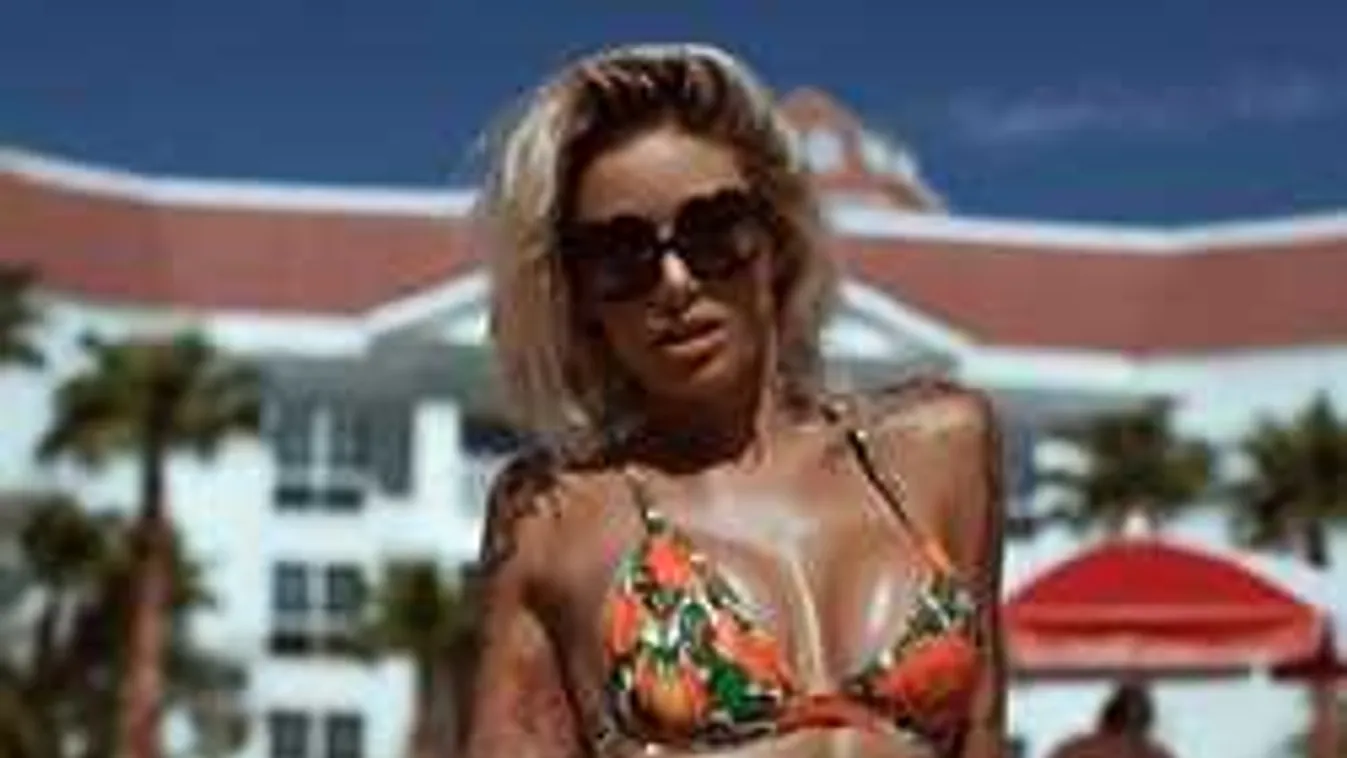 Vadító pózban kelleti magát a meztelenkedő kebelcsoda