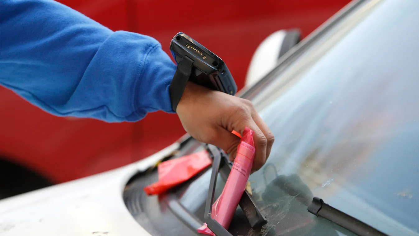 Mit tököl Karácsony? Még mindig nem parkolhatnak ingyen a fővárosban az orvosok és a nővérek!