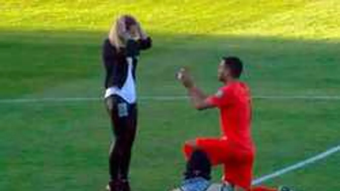 Merész húzás volt, a kapus a lánykérésért áldozta be a meccset - videó